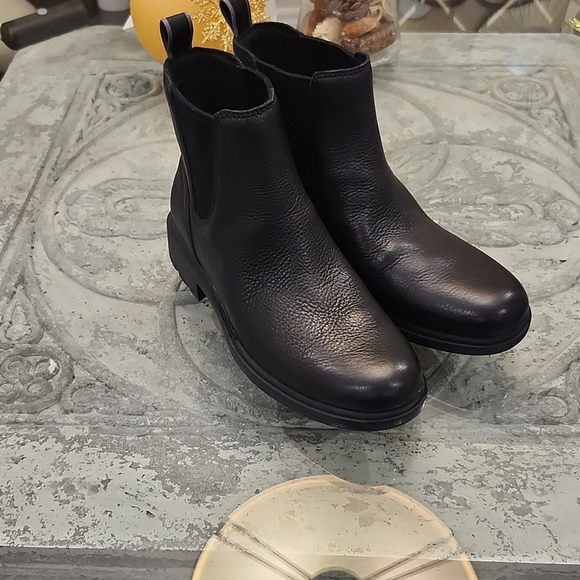 UGG HARRISON Women's CHELSEA BOOTS LIKE NEW SZ 9 - Picture 4 of 14